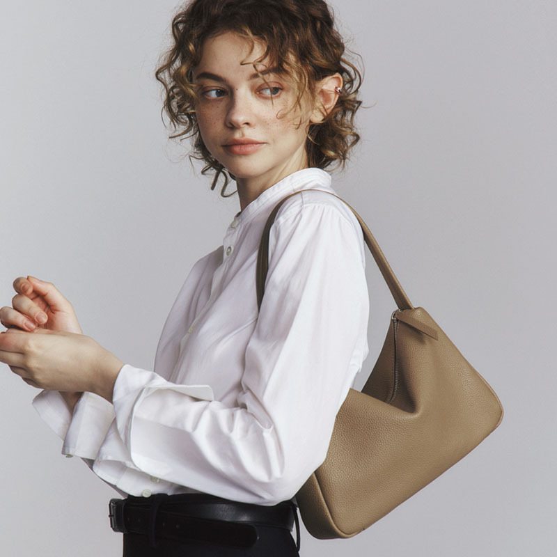 Borsa da ascella in pelle di v - Embroidery Meaning recensione e prezzo